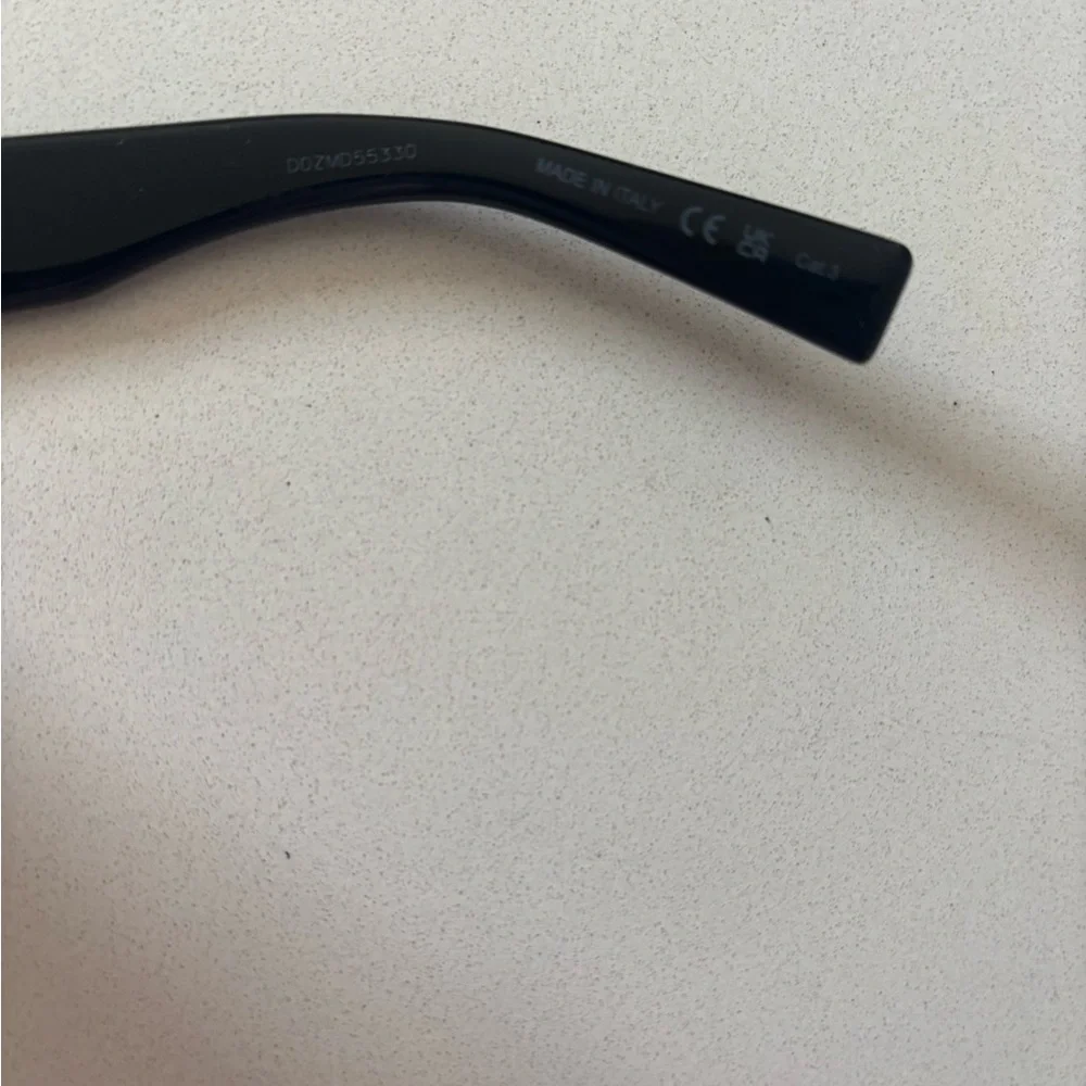 Saint Laurent Black Rectangular Sunglasses with Case - Unisex - scratch on lens